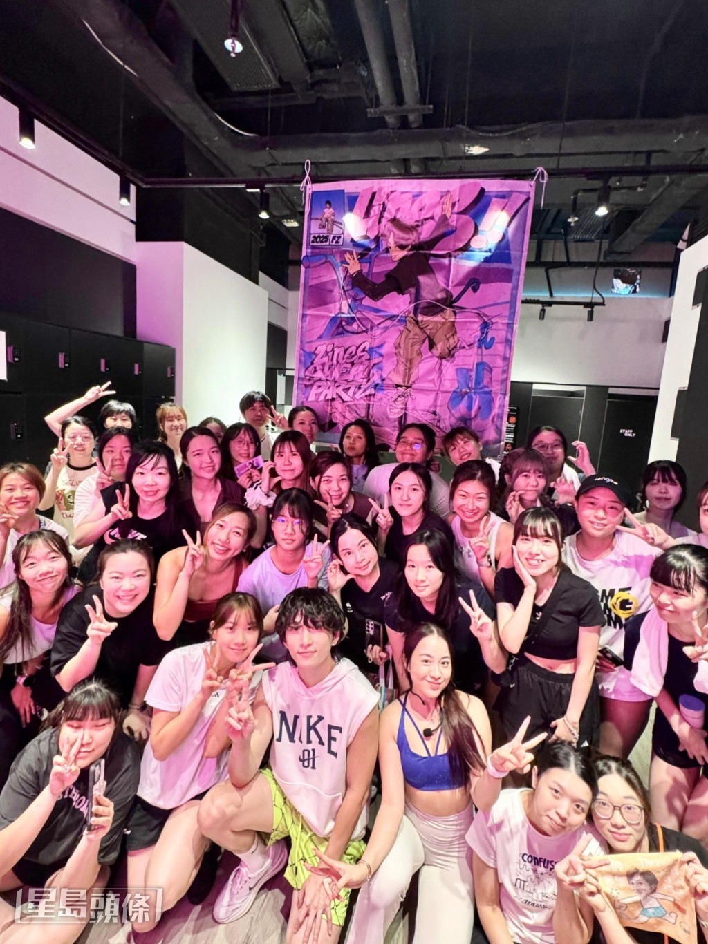 夜跑結束後的第二天,鋒澤與38位參加者室內踩單車。 夜跑結束後的第二天,鋒澤與38位參加者室內踩單車。