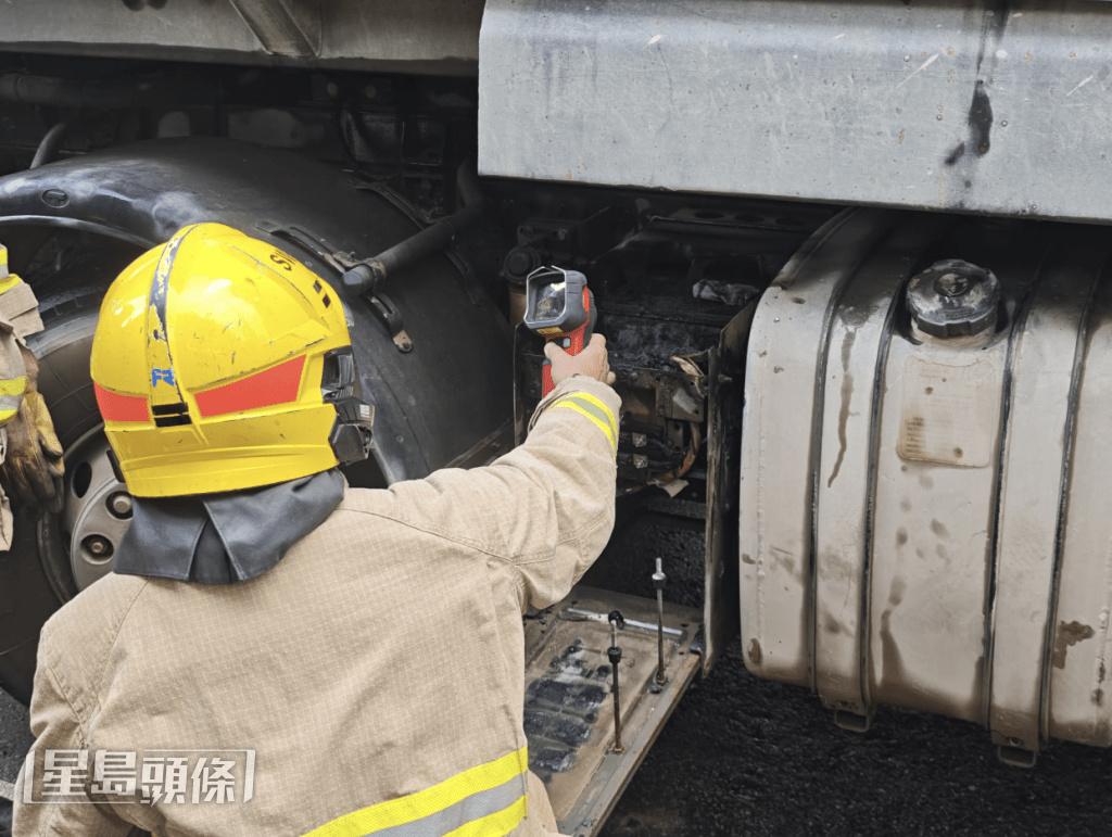 經調查,懷疑泥頭車電池短路引發火警,事件並無可疑。黎志偉攝 經調查,懷疑泥頭車電池短路引發火警,事件並無可疑。黎志偉攝