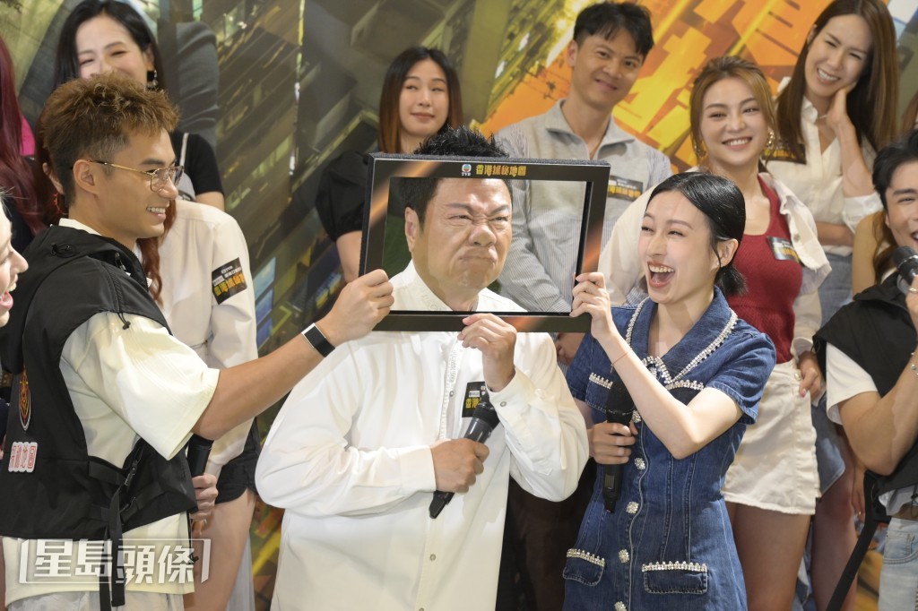 祥哥要把臉壓在膠片上。