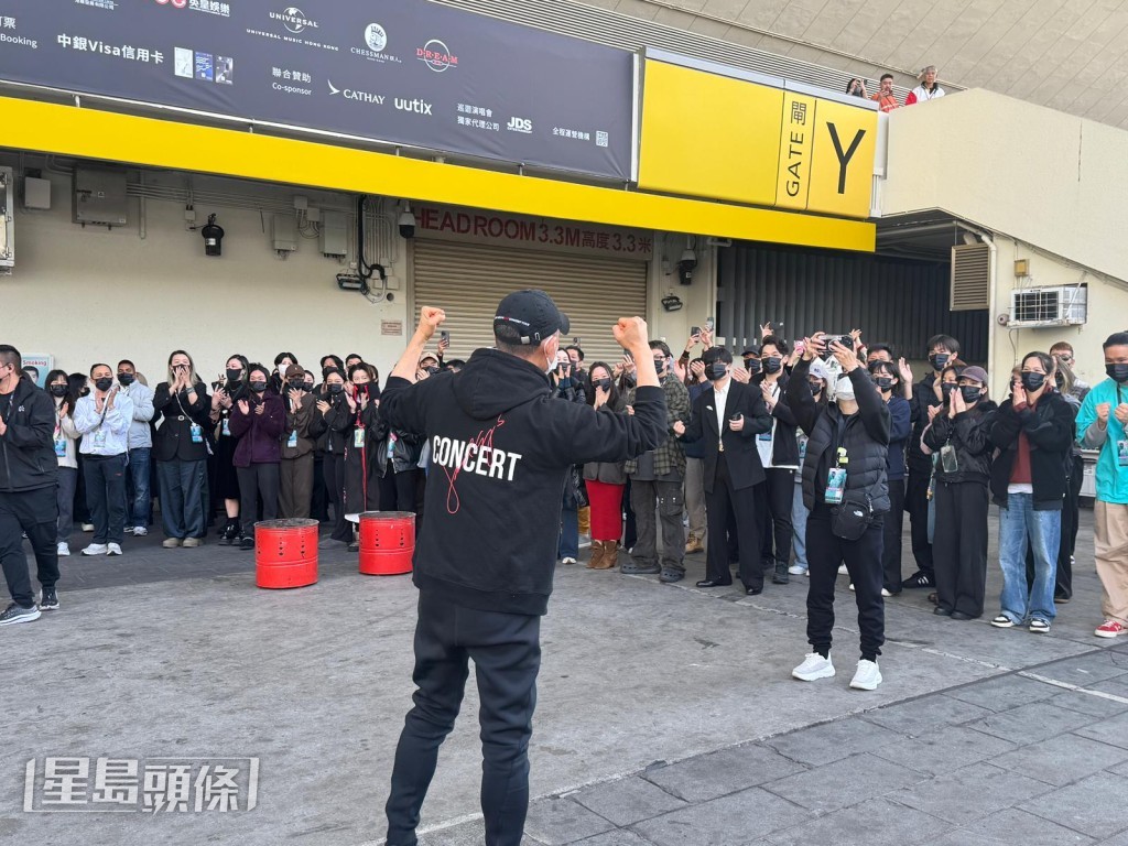 他向在場過百名工作人員揮手。