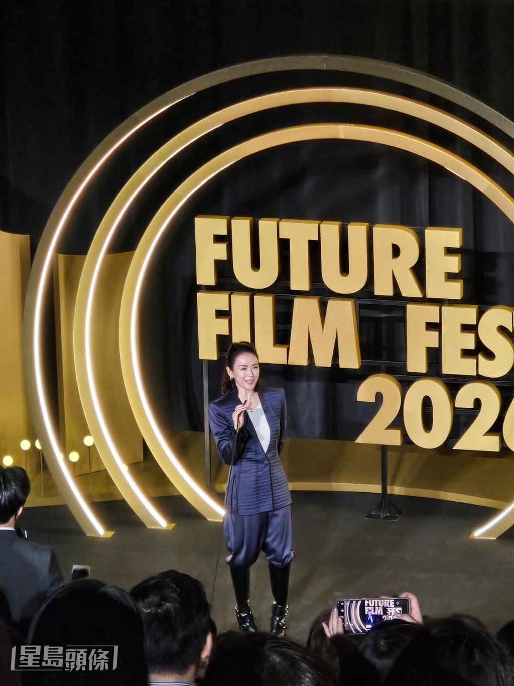 章子怡以章教授身份，回答電影系學生的提問。