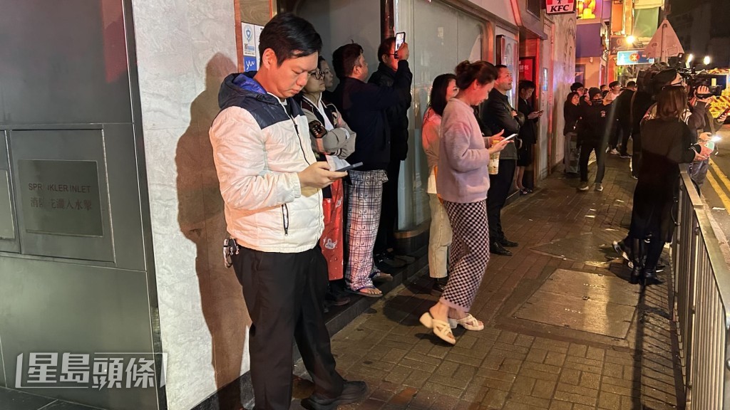 現場所見，約20名鄰近賓館的住客，走到對面街道暫避。蔡楚輝攝