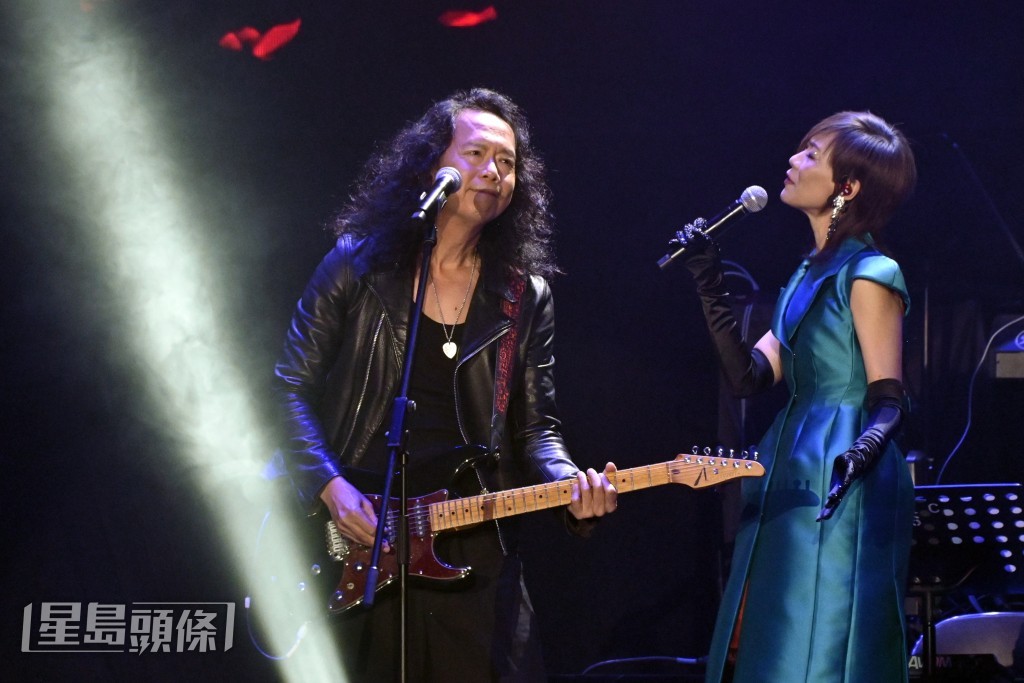 与音乐总监邓建明合唱一曲《谁明浪子心》。