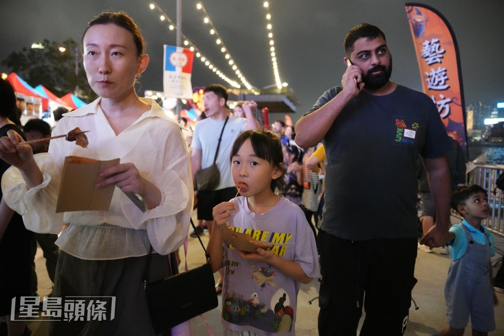 游人顺道到邻近的“海滨艺游坊”“觅食”。苏正谦摄 游人顺道到邻近的“海滨艺游坊”“觅食”。苏正谦摄