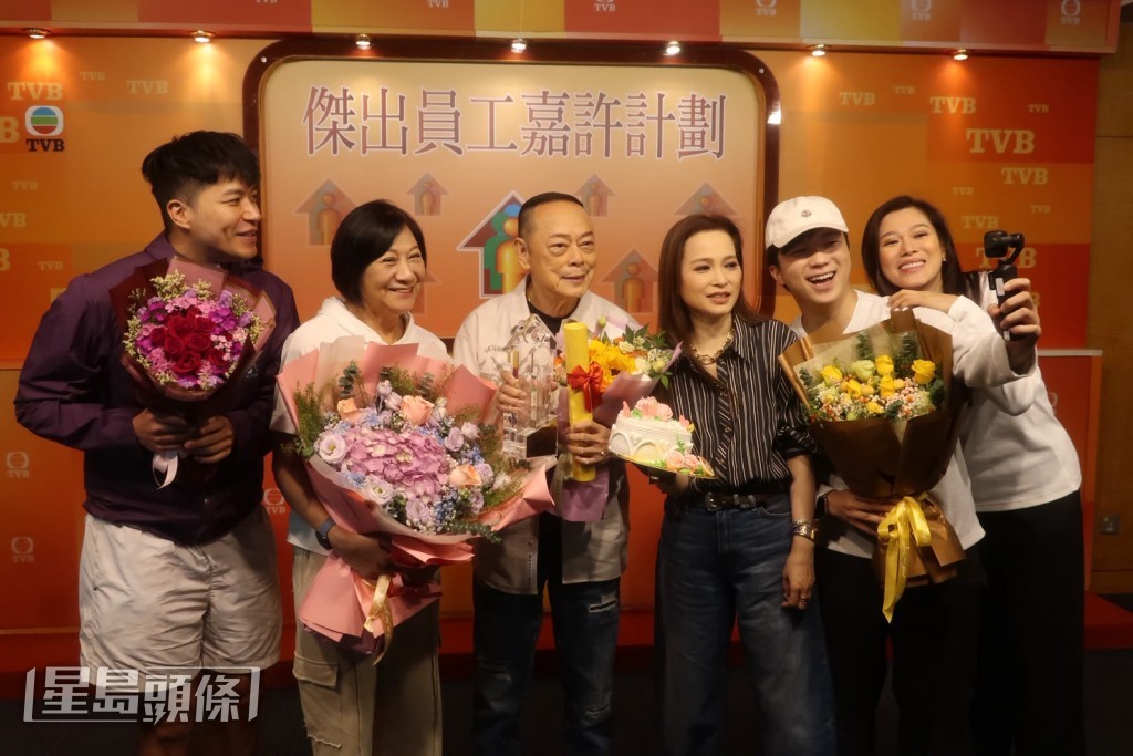 「龍家」眾人送上生日蛋糕和鮮花。 「龍家」眾人送上生日蛋糕和鮮花。