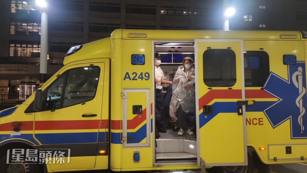 女事主由救護車送往瑪嘉烈醫院檢查。黎志偉攝 女事主由救護車送往瑪嘉烈醫院檢查。黎志偉攝