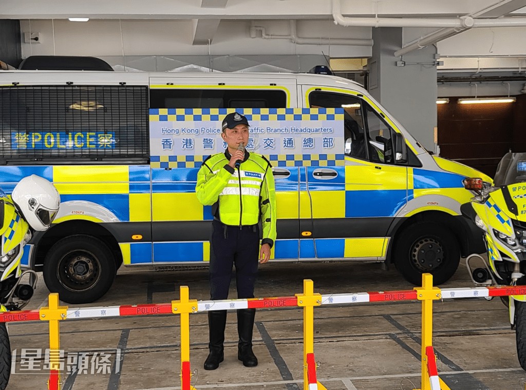 警方講解可攜式遙控移動國產阻車器。葉競科攝