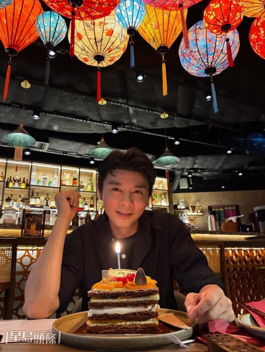 壽星仔張晉則在生日蛋糕前打卡，笑容燦爛。