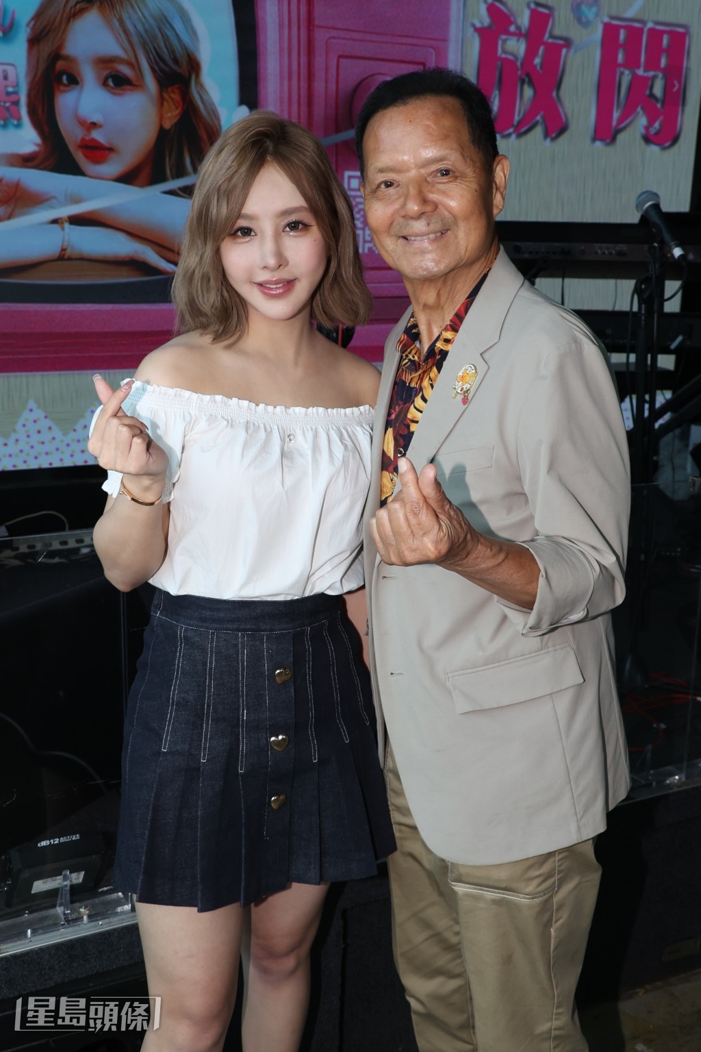 小V為《中年好聲音》吳大強的契女。