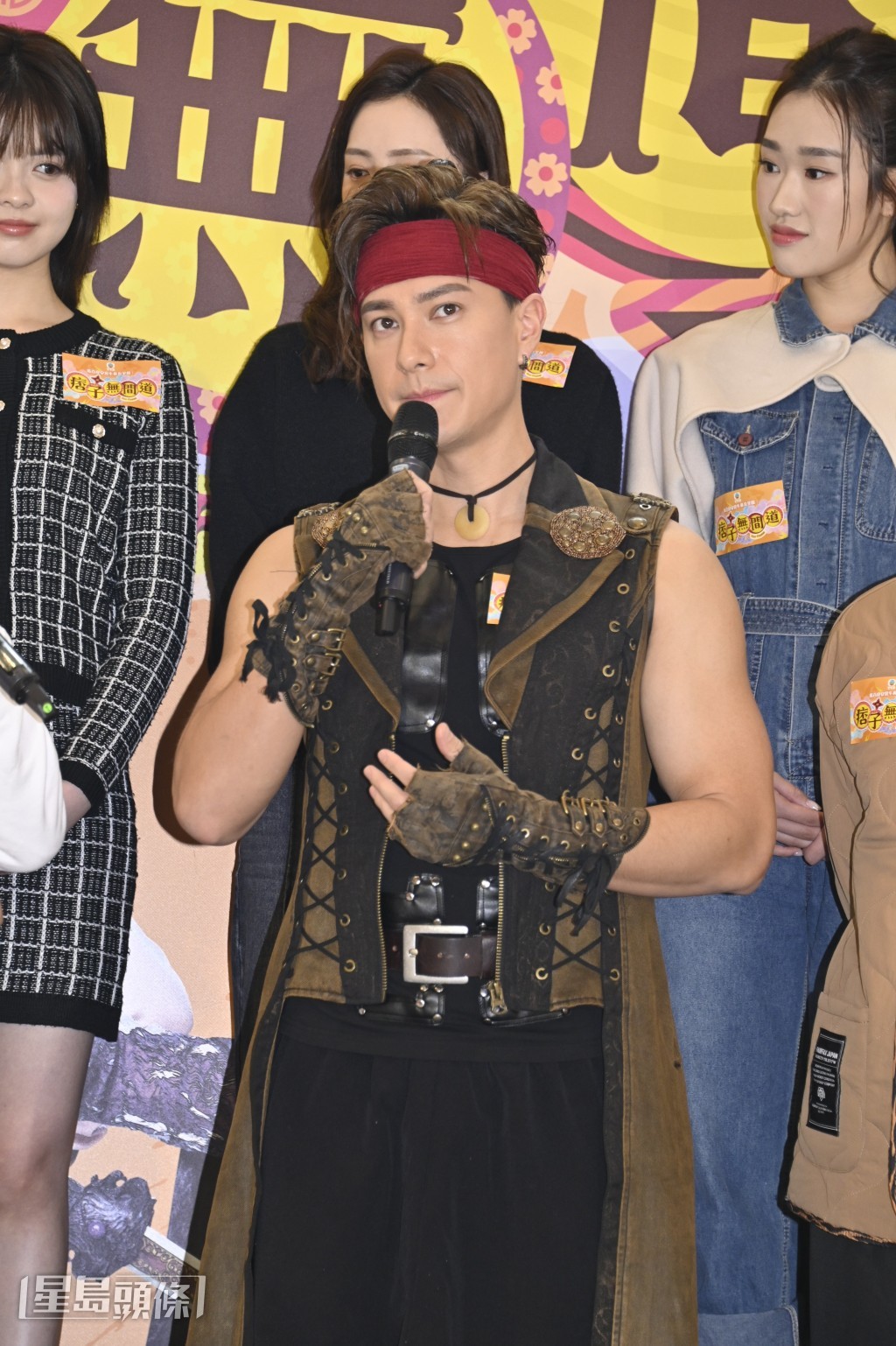 一眾演員穿上《痞子無間道》戲服現身。 一眾演員穿上《痞子無間道》戲服現身。