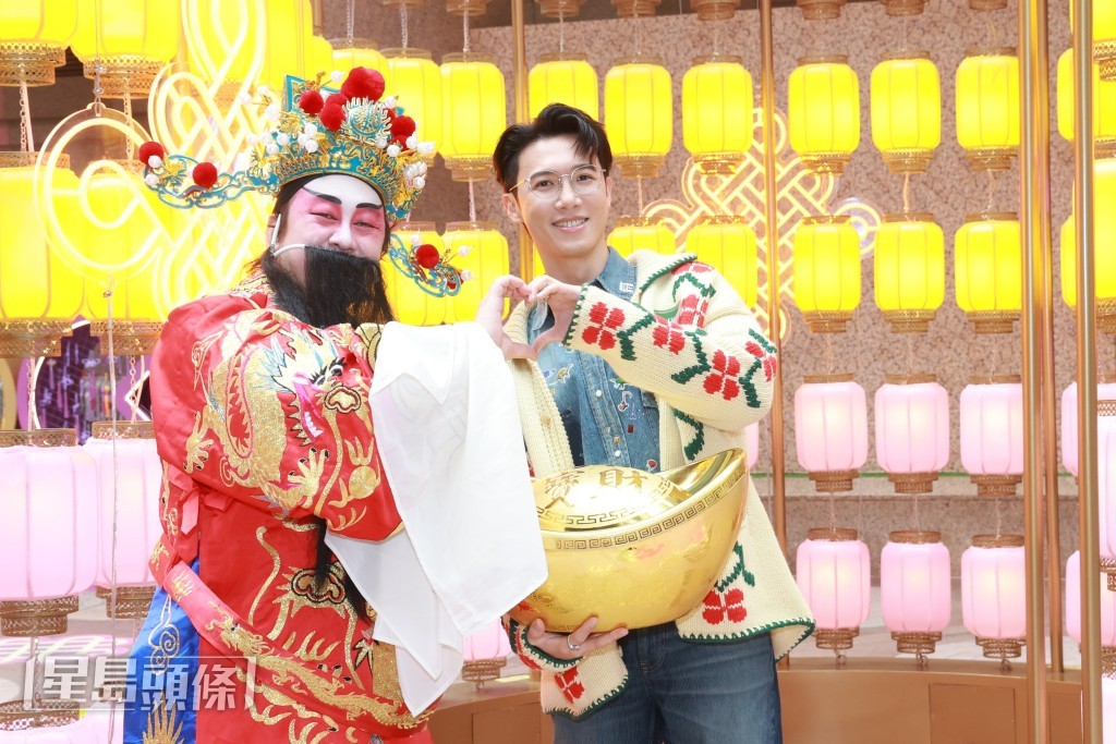  講到求婚經過，他就保持神秘，只謂是突襲式。