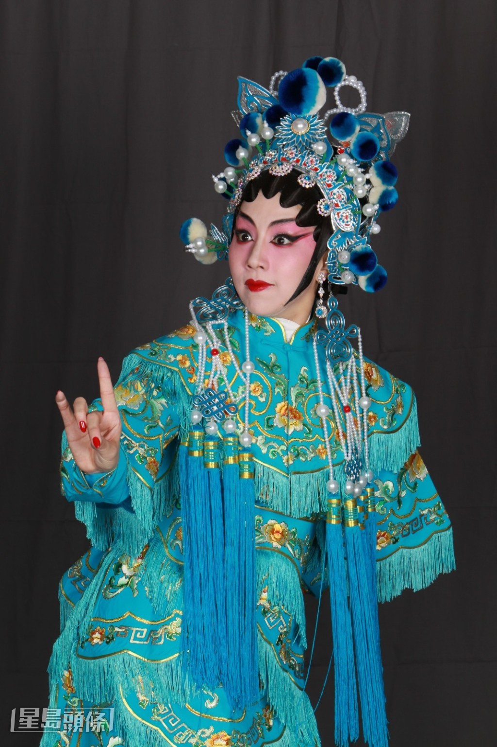 曉瑩所飾的梅暗香,則在劇中展示花旦、武生、青衣、刀馬旦四種功架。 曉瑩所飾的梅暗香,則在劇中展示花旦、武生、青衣、刀馬旦四種功架。