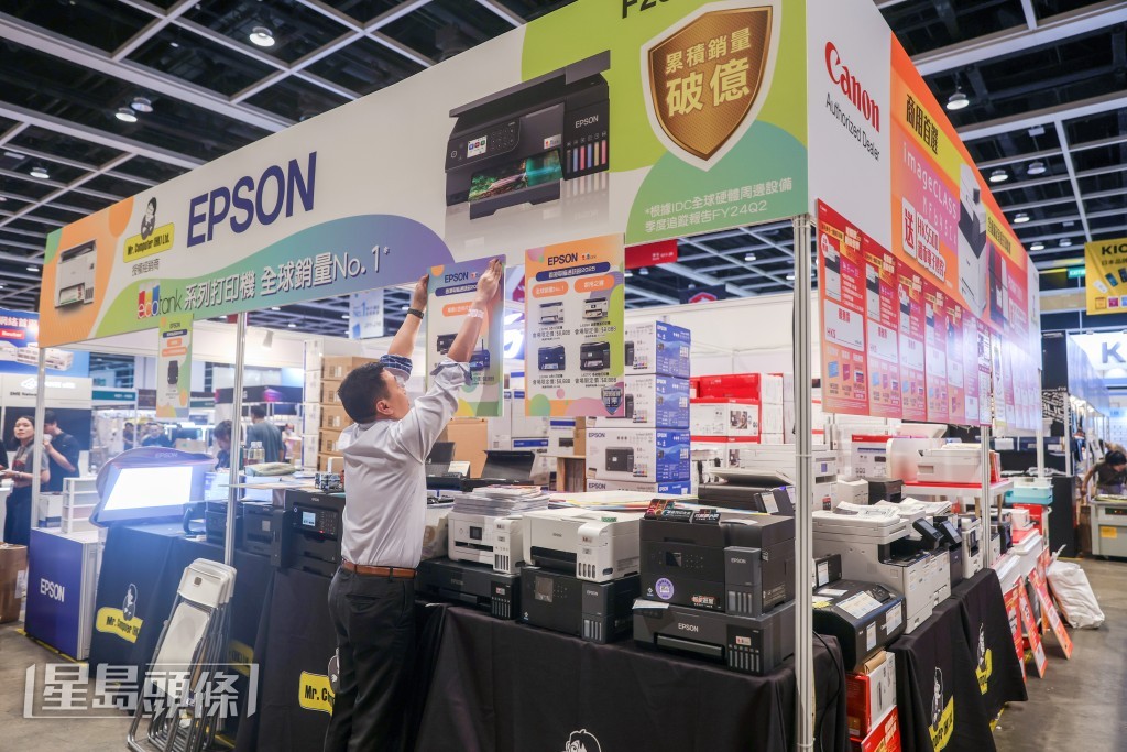 多個售賣電腦、打印機、耳機等電子產品的攤位已準備就緒。