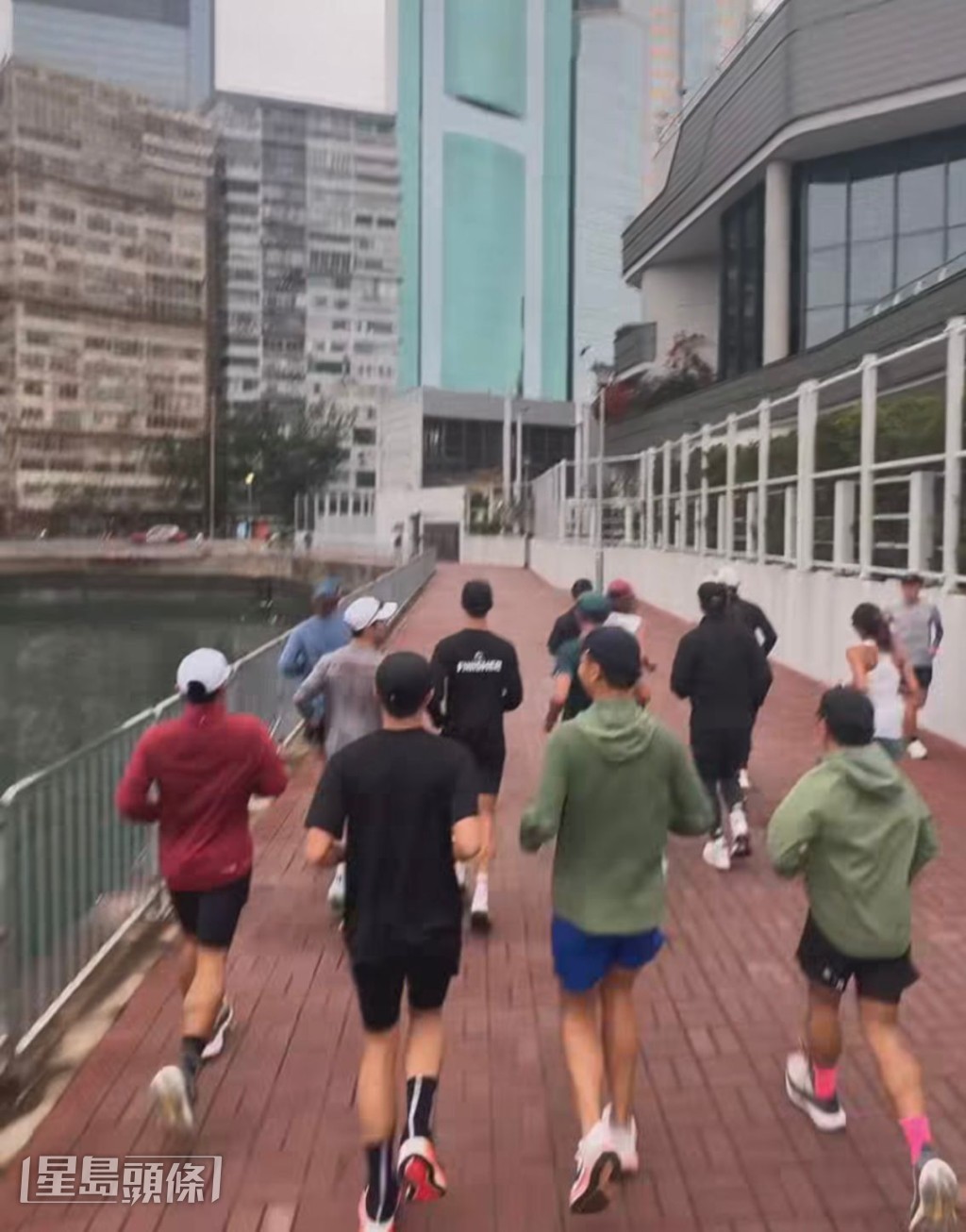 洪永城在社交网上载与Inez及一班跑友跑步的片段