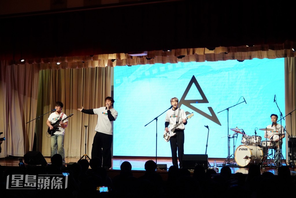 ROVER演唱《回魂術》時，前排學生已隨音樂擺動，十分投入。