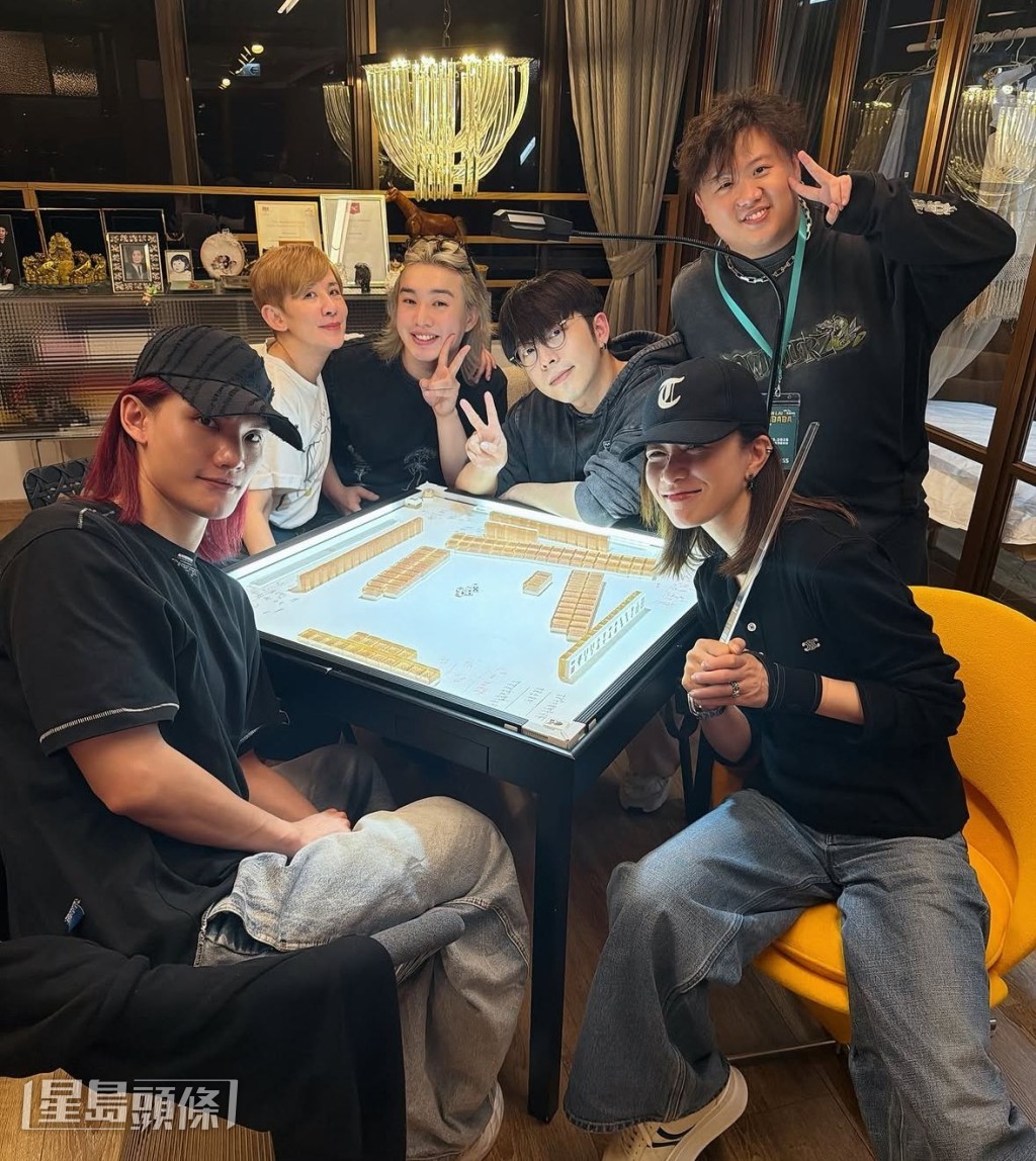 肥仔、Edan、Jer、Jeremy最近跟佘詩曼一起打麻雀。 肥仔、Edan、Jer、Jeremy最近跟佘詩曼一起打麻雀。