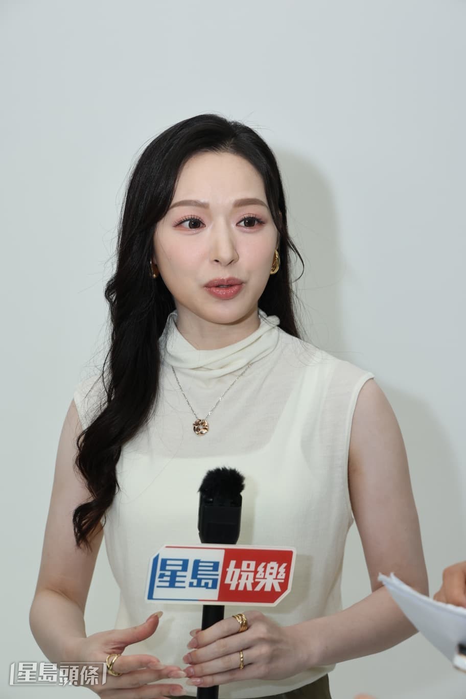 醫生建議她要有足夠休息時間。 醫生建議她要有足夠休息時間。