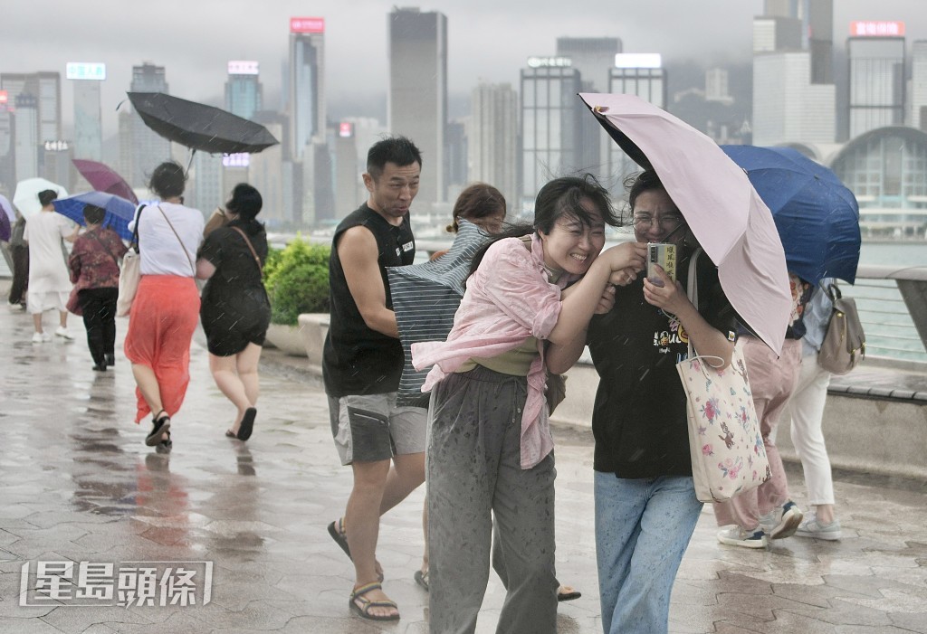 天文台預測明日(16日)父親節早上雨勢有時頗大及有強烈狂風雷暴,氣溫介乎27至31℃。 天文台預測明日(16日)父親節早上雨勢有時頗大及有強烈狂風雷暴,氣溫介乎27至31℃。