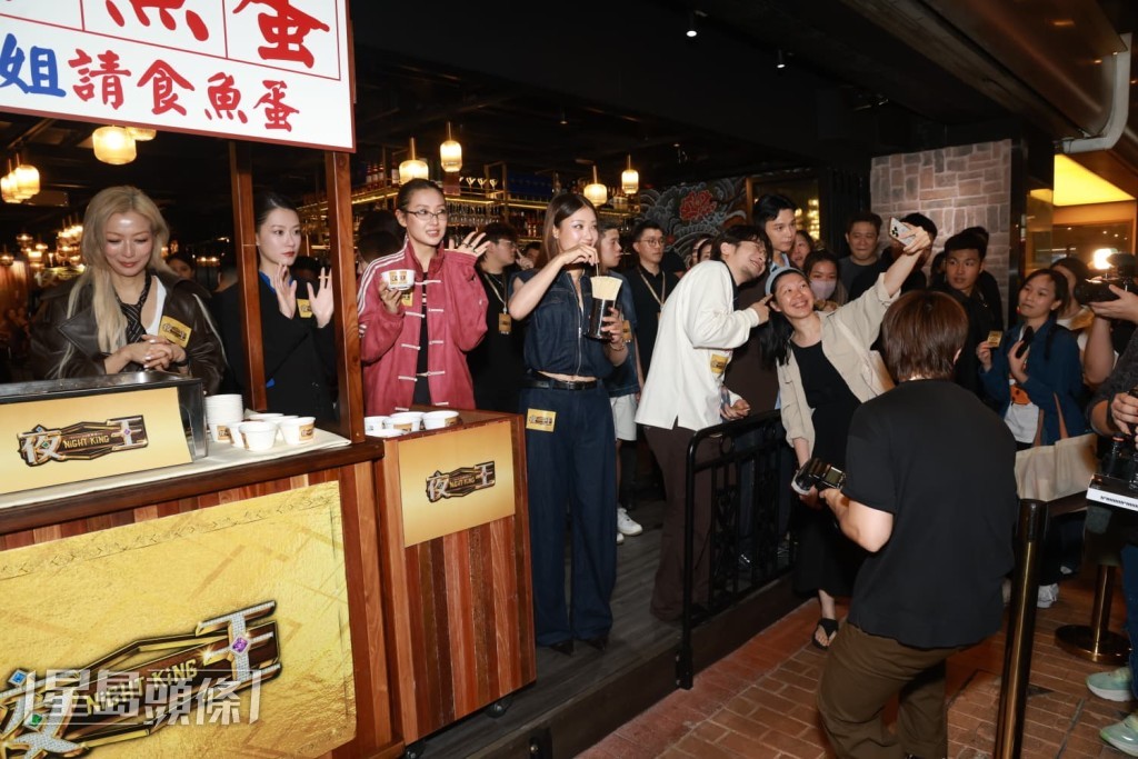 阿Dee與觀眾合照。 阿Dee與觀眾合照。