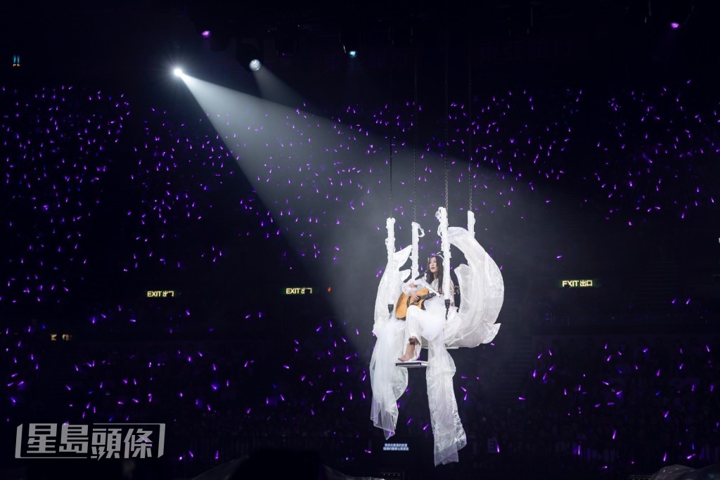 又為香港樂迷準備了驚喜環節，便是獻唱3首粵語歌曲。