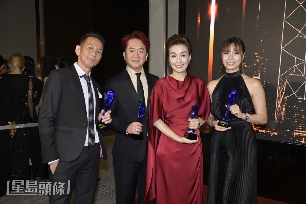 跟前輩吳家樂、鄧兆尊和江美儀一同得獎。 跟前輩吳家樂、鄧兆尊和江美儀一同得獎。