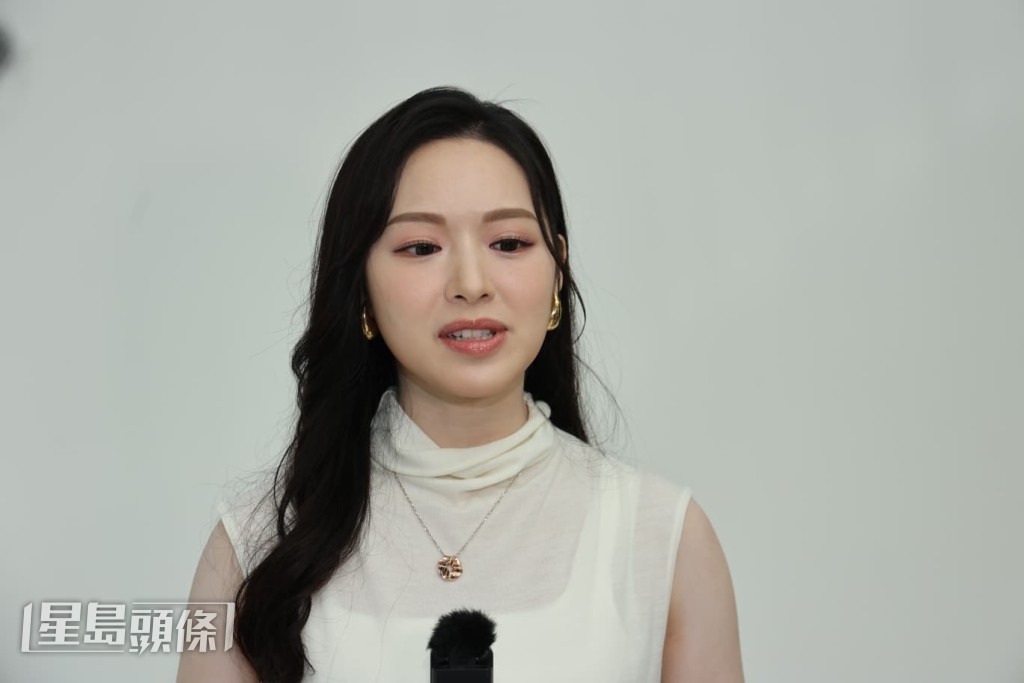 提到馮盈盈早前拍攝內衣廣告性感「大解放」。她表示是她入行以來第一次拍內衣廣告。 提到馮盈盈早前拍攝內衣廣告性感「大解放」。她表示是她入行以來第一次拍內衣廣告。