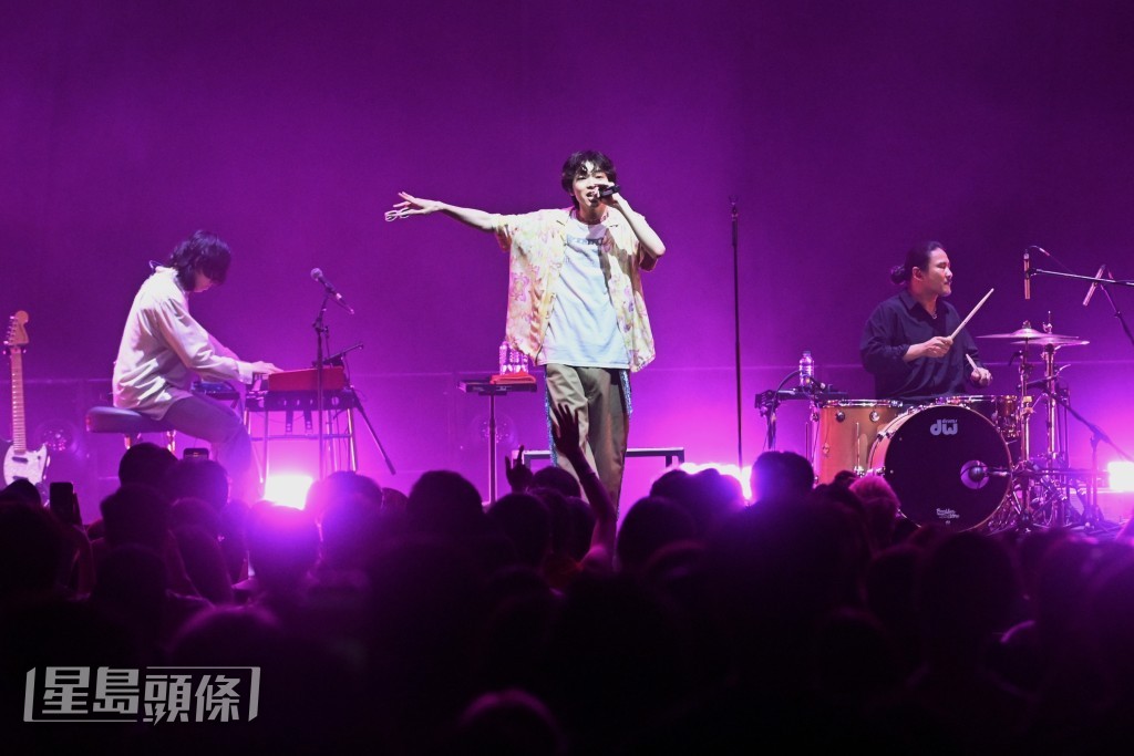 他在演唱會上不時與粉絲互動。 他在演唱會上不時與粉絲互動。
