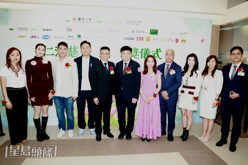 陳詠詩、袁文靜出席仁濟醫院舉行的獎券攪珠儀式。