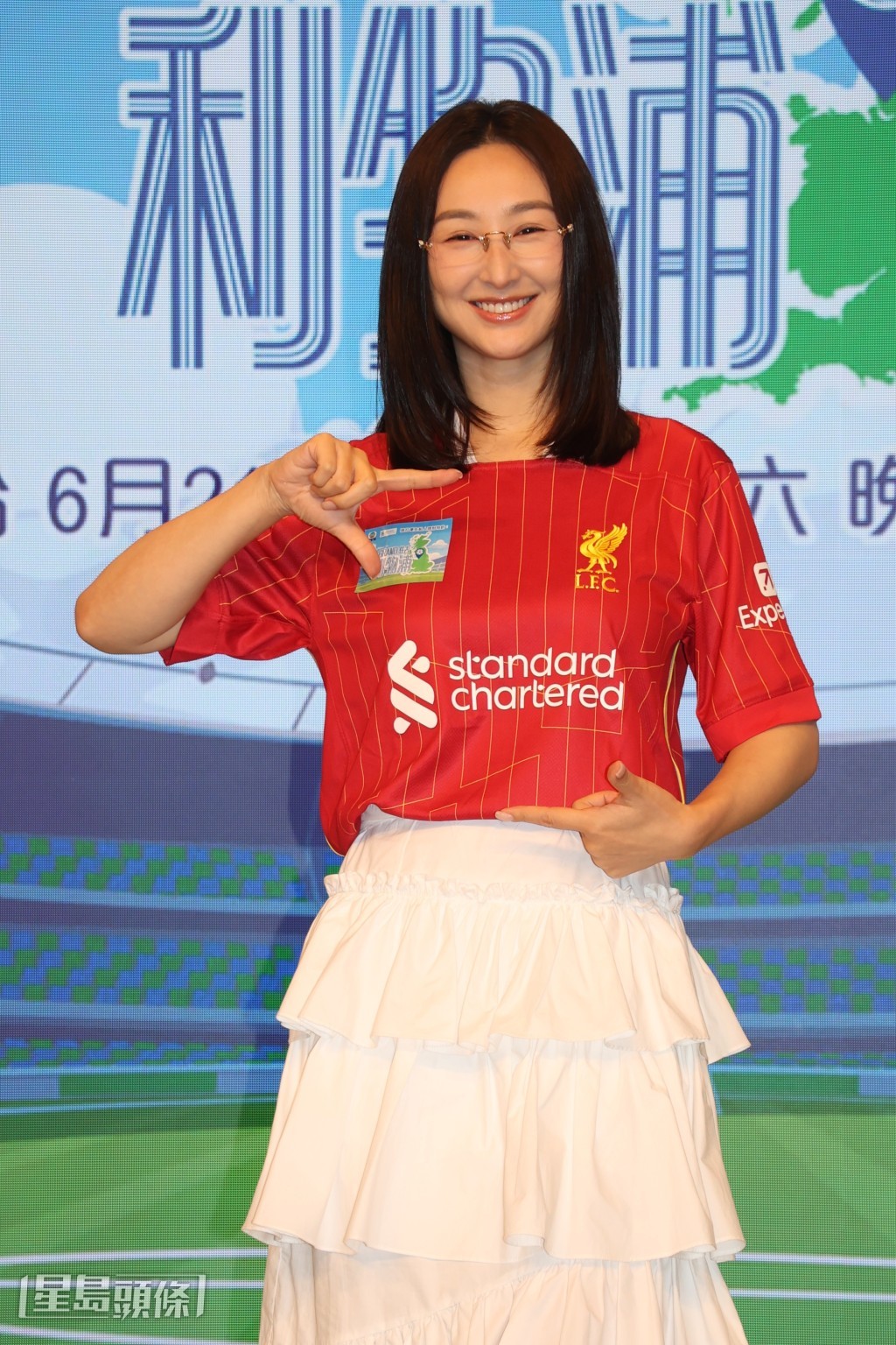 高海寧早前連環爆發濕疹及眼瘡,她今日戴上眼鏡,淡妝容現身。 高海寧早前連環爆發濕疹及眼瘡,她今日戴上眼鏡,淡妝容現身。