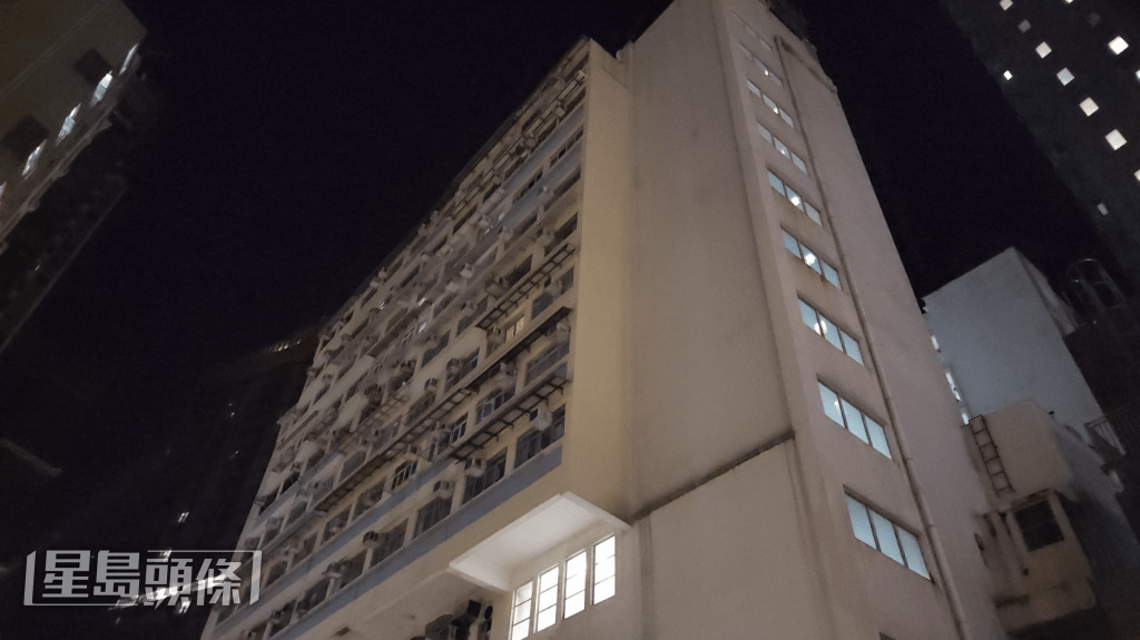 今日（3日）凌晨零時許，警方接獲報案，指一名男子在新柳街5至7號昌盛金舖大樓偷衣物和鞋子，遭男報案人和保安員當場制服。黎志偉攝