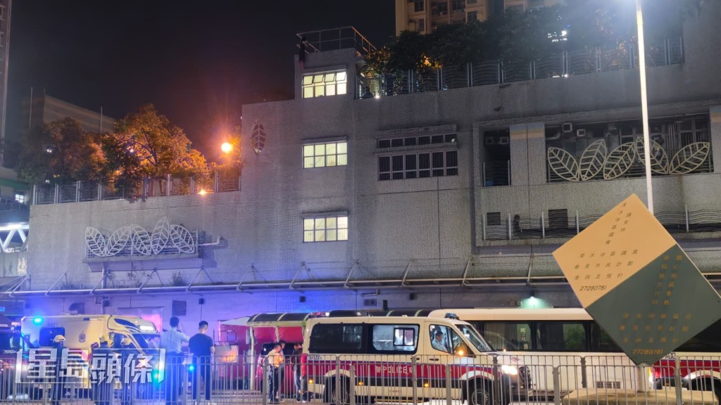 一名身穿黑色長裙、赤腳的女子,被發現於元州邨元謙樓旁一平台危站在狹窄簷篷上,期間她不時查看手機,情況險象環生。黎志偉攝 一名身穿黑色長裙、赤腳的女子,被發現於元州邨元謙樓旁一平台危站在狹窄簷篷上,期間她不時查看手機,情況險象環生。黎志偉攝