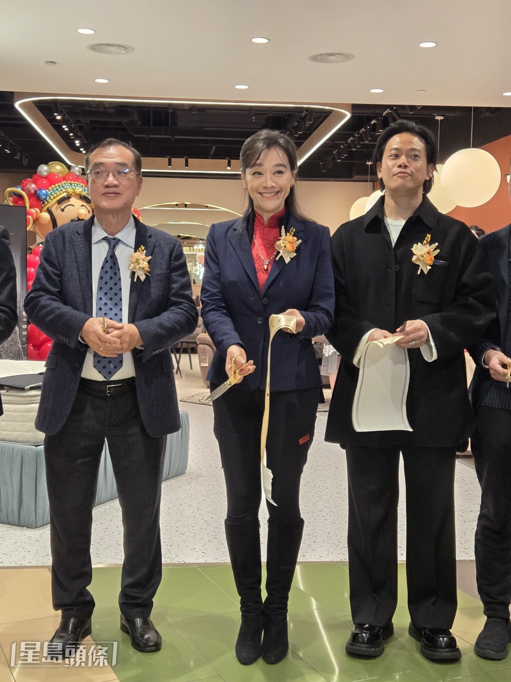 郭秀雲在活動中剪綵。 郭秀雲在活動中剪綵。