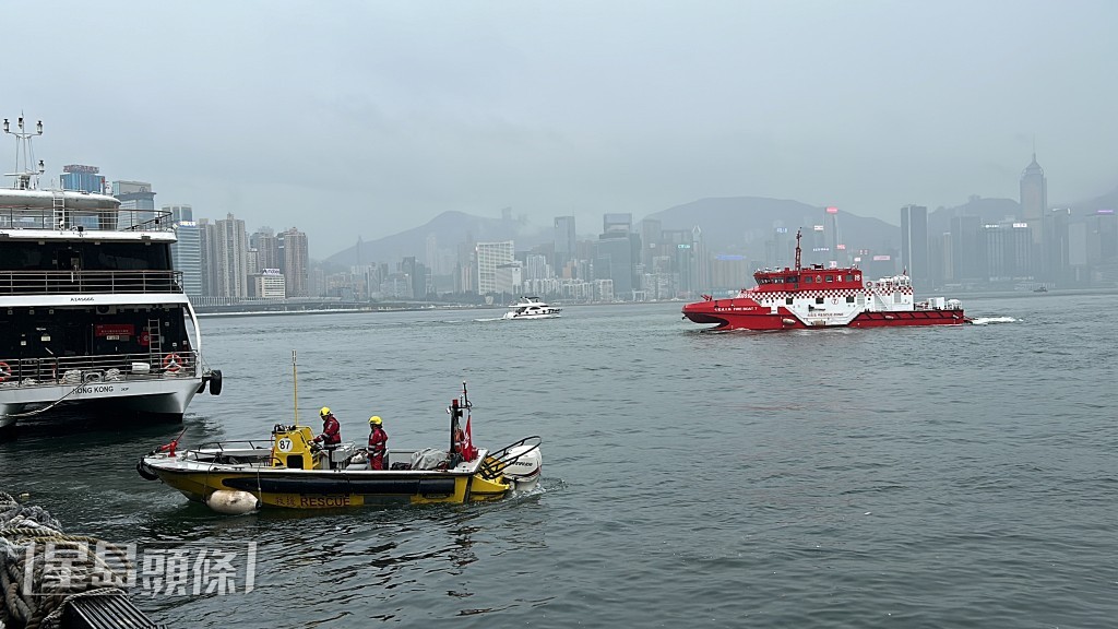 消防船將死者救上岸。林思明攝 消防船將死者救上岸。林思明攝