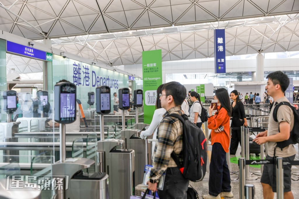 機場離境閘口要排隊。 機場離境閘口要排隊。