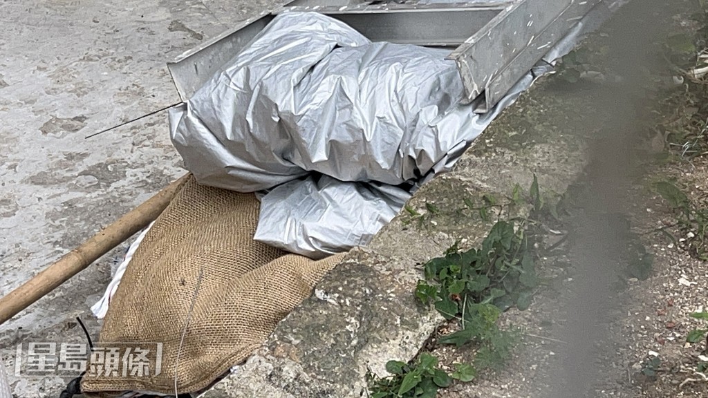 現場有一些棚架工程物料。蔡楚輝攝