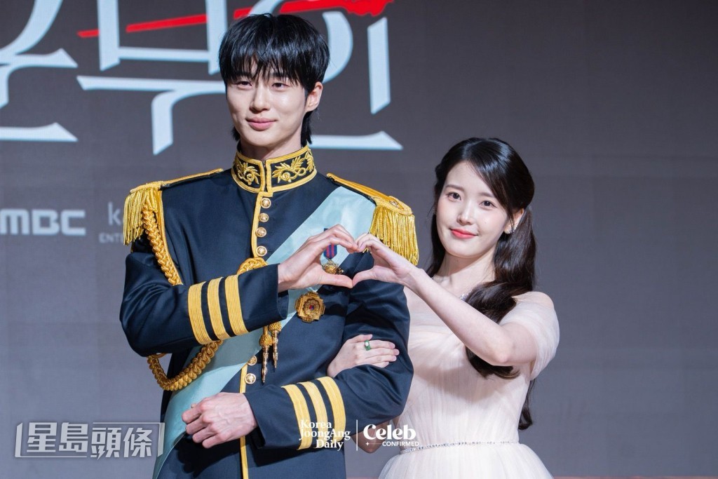 IU穿上纱裙，以公主造型登场，边佑锡则穿上剧中饰演的“大君”服饰。