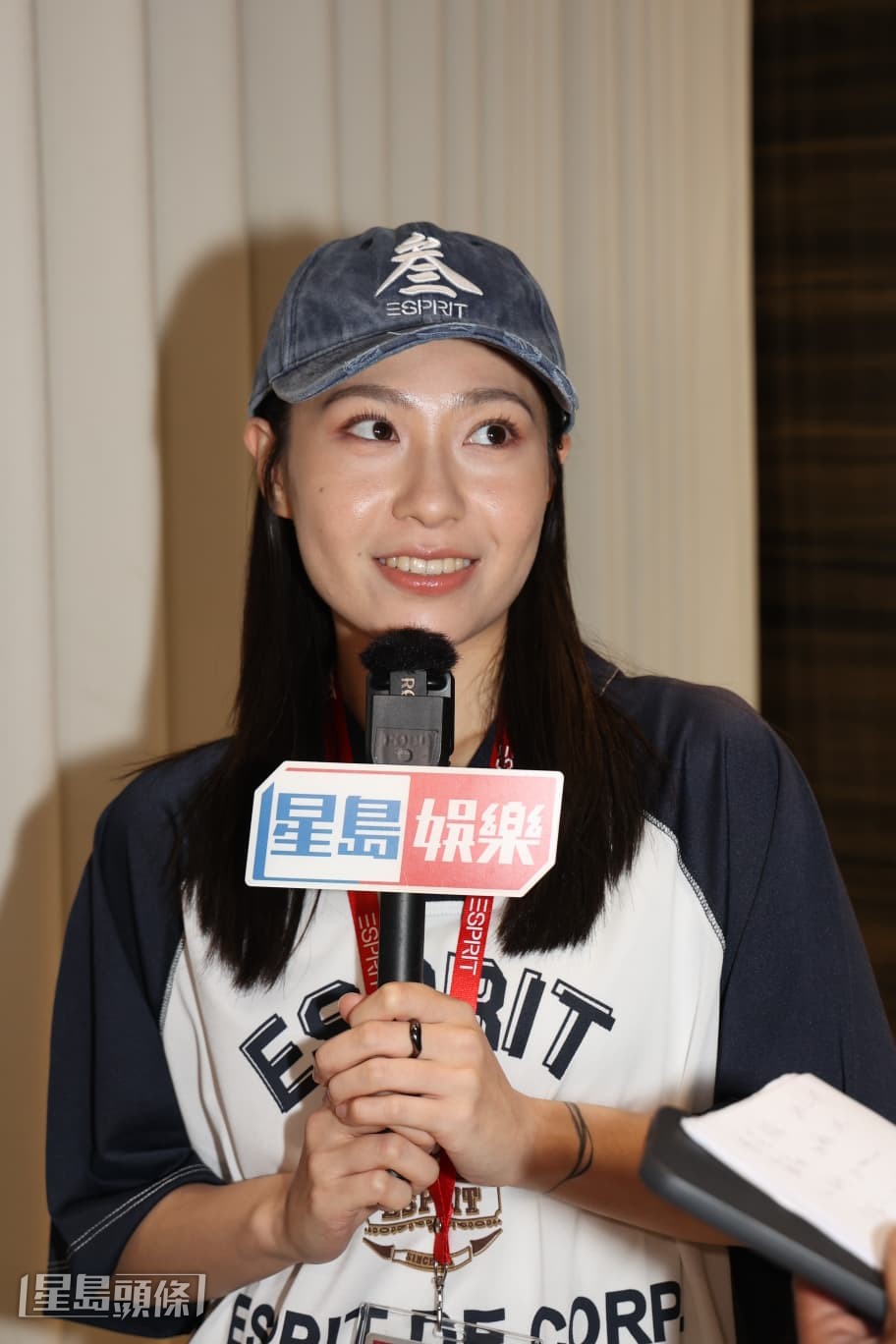 工作方面,她透露暑假会演出舞台剧。 工作方面,她透露暑假会演出舞台剧。