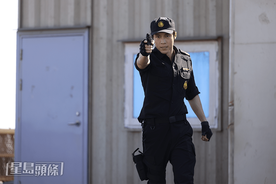 丁子朗在鑽油台上有不少打戲。 丁子朗在鑽油台上有不少打戲。