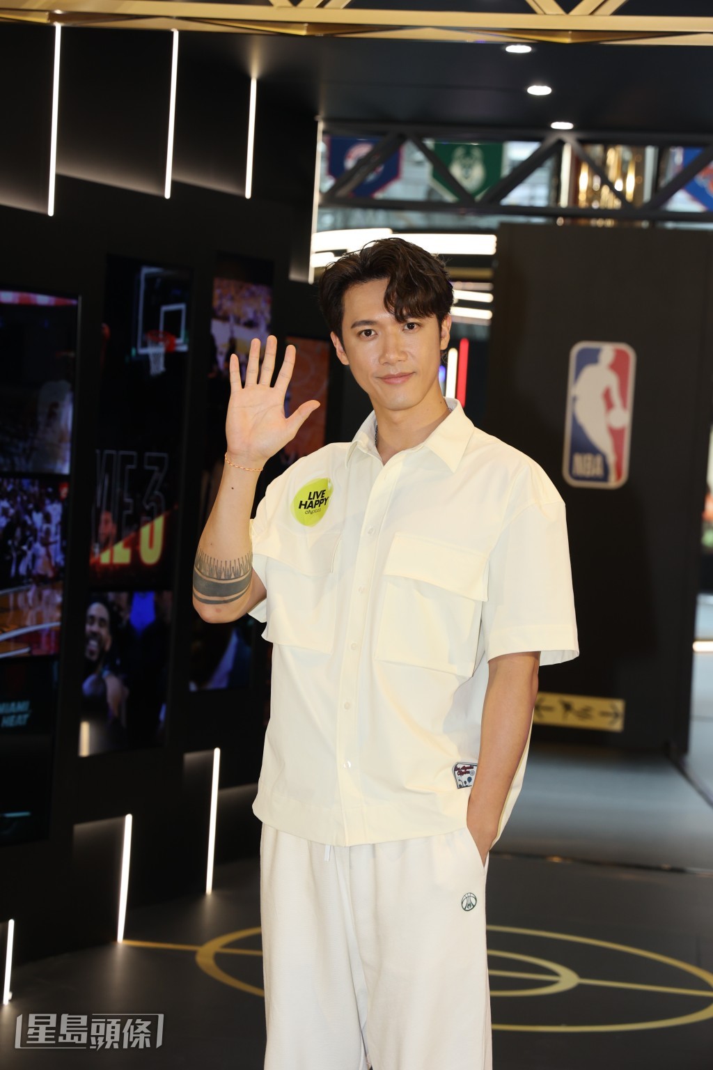 Stanley表示曾在去年MIRROR巡唱到美加站時,與隊友姜濤、呂爵安一齊睇NBA賽事。 Stanley表示曾在去年MIRROR巡唱到美加站時,與隊友姜濤、呂爵安一齊睇NBA賽事。