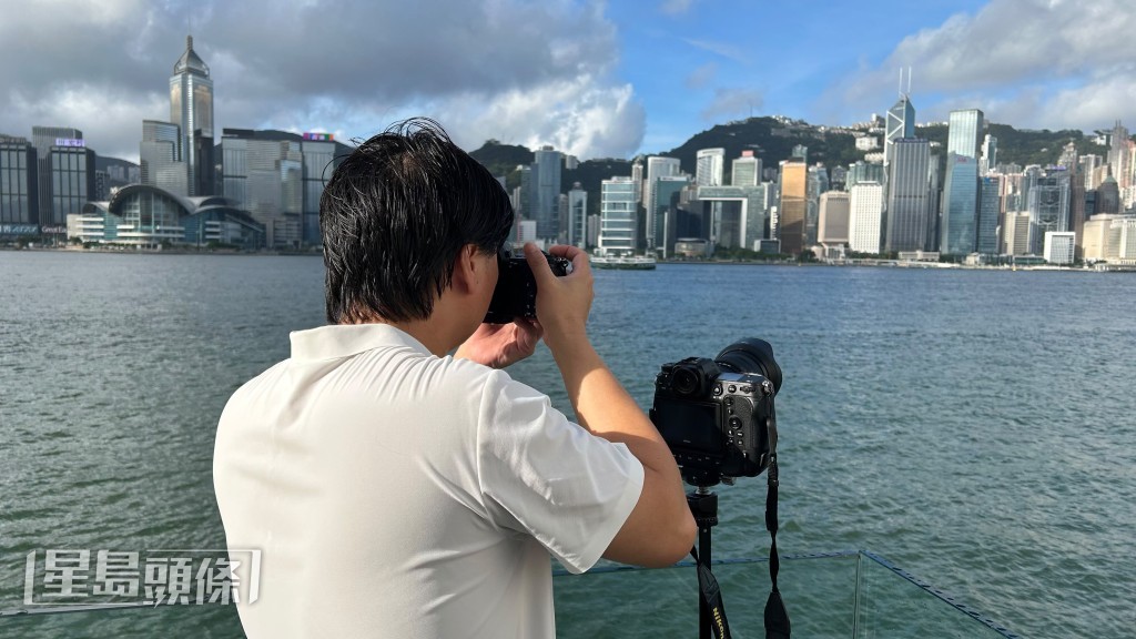 朱先生專程由珠海來港拍攝軍艦,他直言心情興奮。蔡楚輝攝 朱先生專程由珠海來港拍攝軍艦,他直言心情興奮。蔡楚輝攝