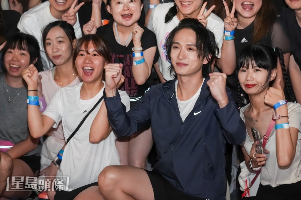 歌手邱鋒澤將於11月5日推出全新專輯《Lines》。 歌手邱鋒澤將於11月5日推出全新專輯《Lines》。
