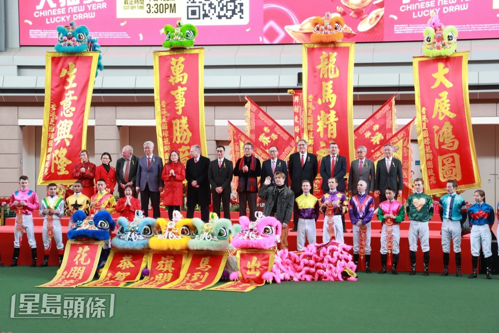 軒仔與一班嘉賓一同合照。
