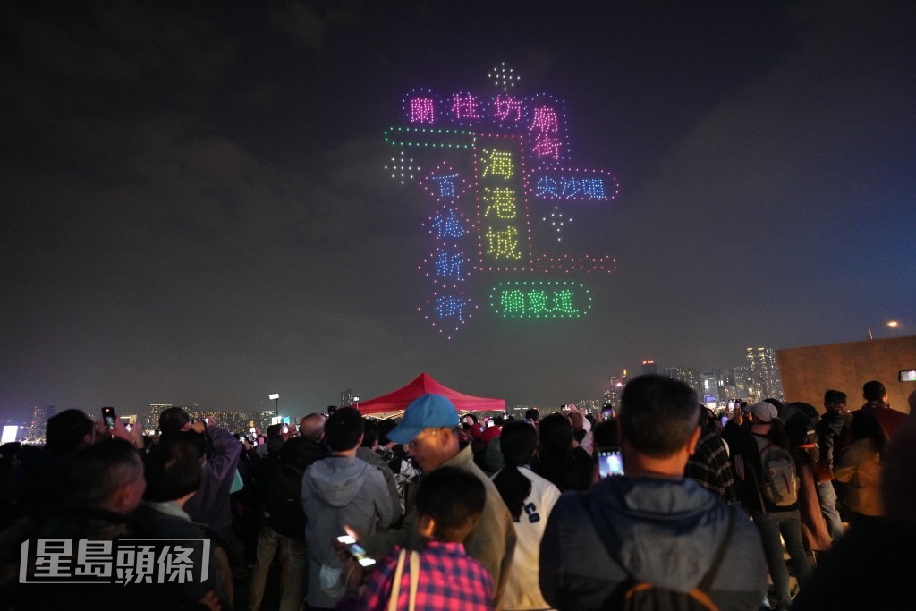 展示出不少具香港特色的图案，包括霓虹灯。苏正谦摄
