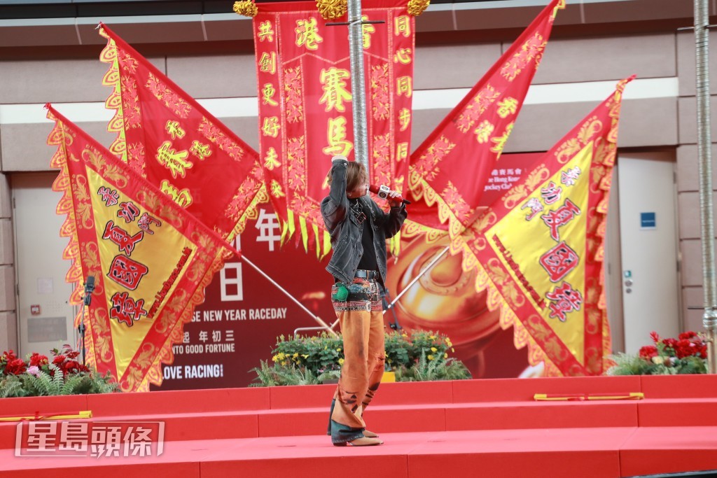 軒仔向觀眾派心心。