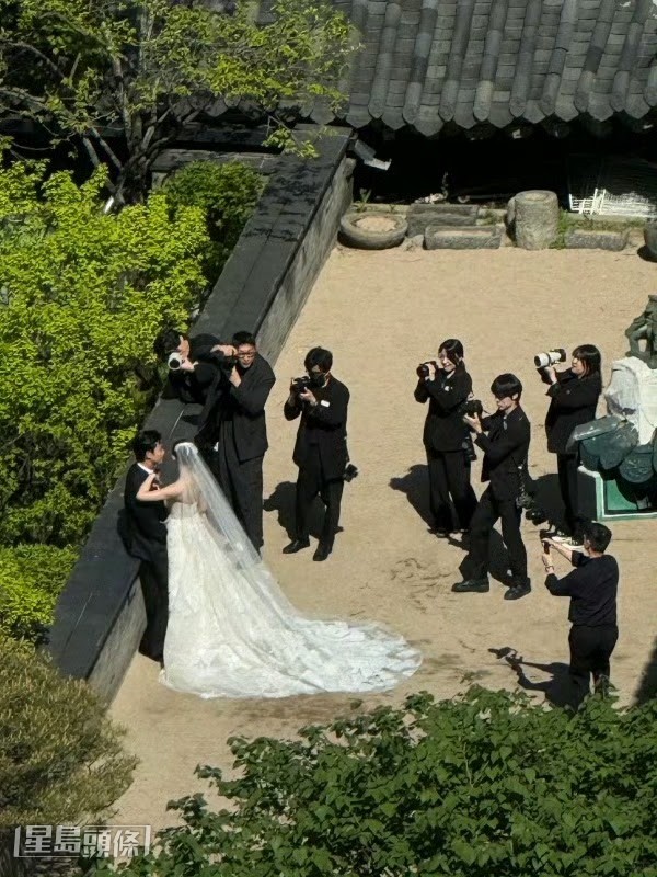 澤演和太太在酒店的傳統韓式庭園中拍攝婚紗照。（微博圖片）