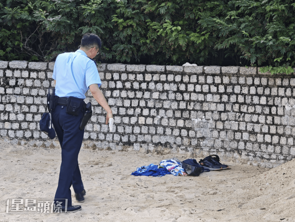 決灘上有一堆疑是男事主遺下的物件，包括太陽帽、沙灘手挽袋及毛巾和衣物等。黎志偉攝