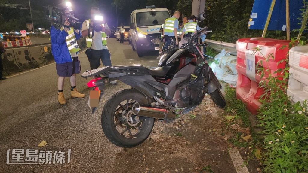 電單車失事撞毀路邊一個路牌及鐵欄。黎志偉攝 電單車失事撞毀路邊一個路牌及鐵欄。黎志偉攝