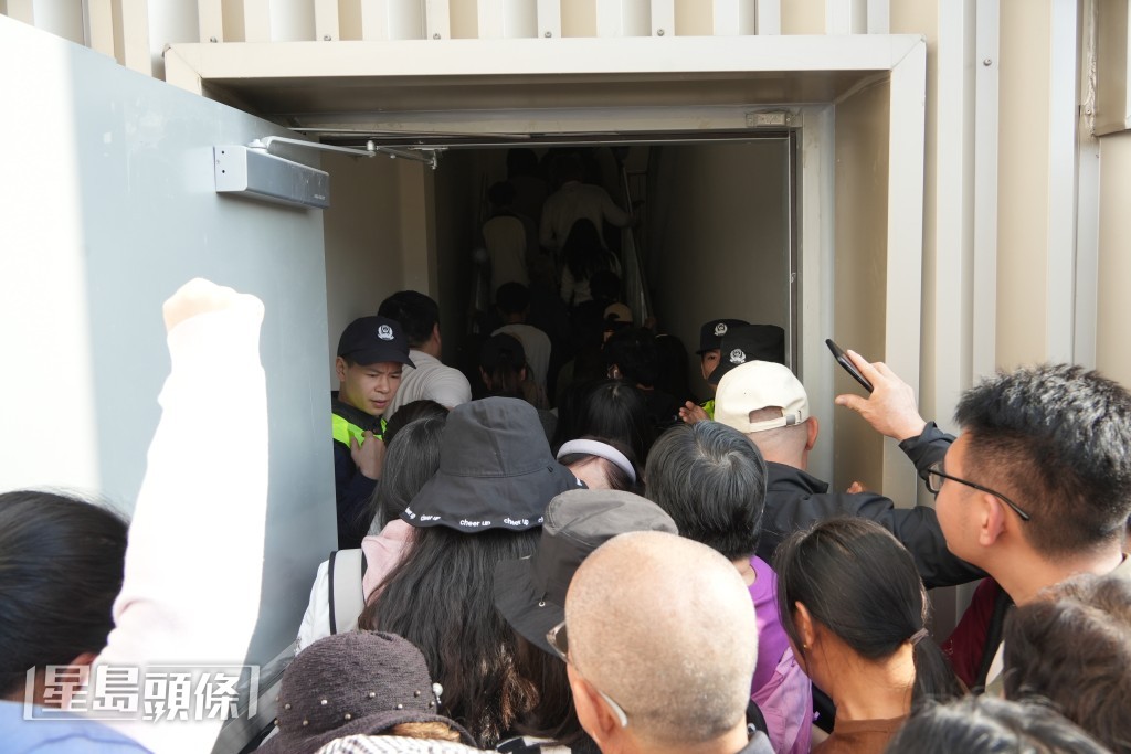 開市客派出多名保安維持秩序。吳艷玲攝