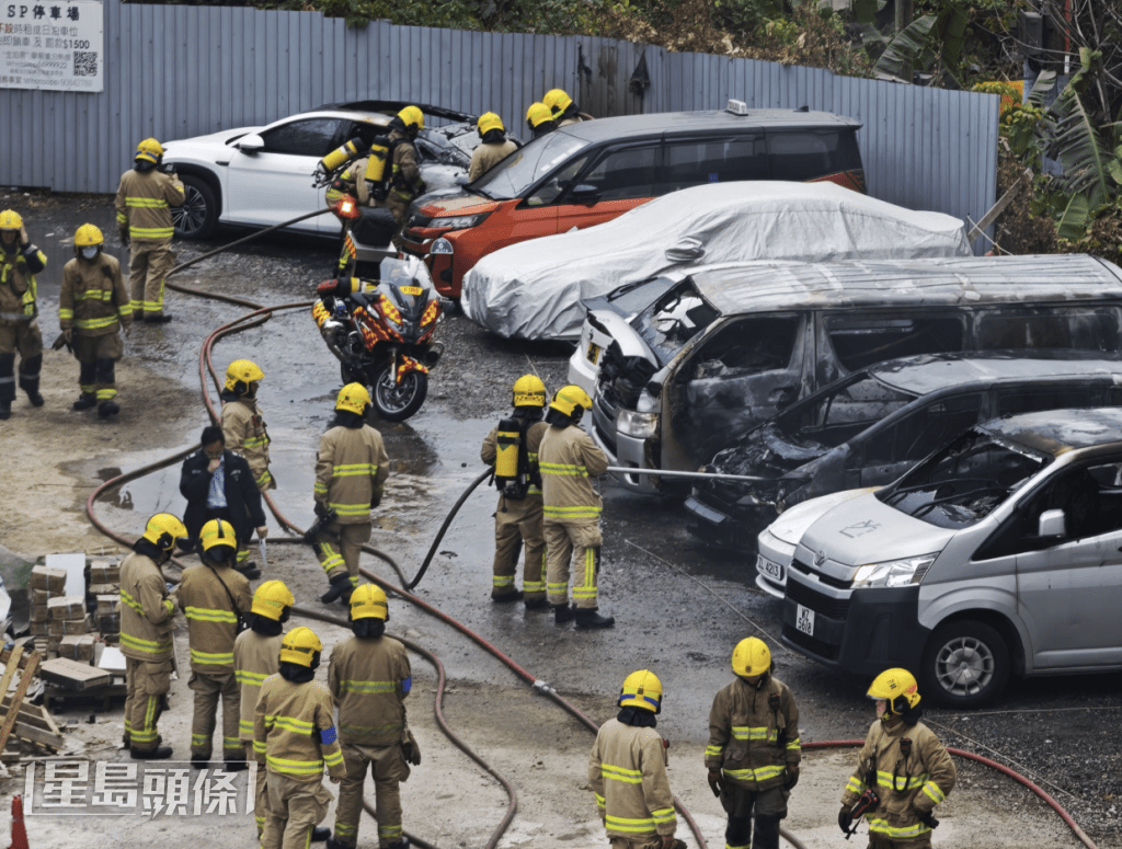 消防隨即派出一條喉及一隊煙帽隊展開撲救。黎志偉攝