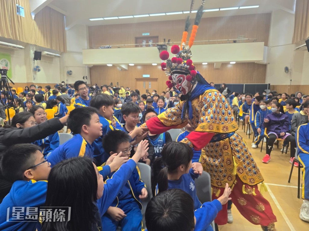 他們又去了葛量洪校友會黃埔學校和學生分享交流。